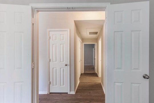Cierra Crest Apartments - Hallway 