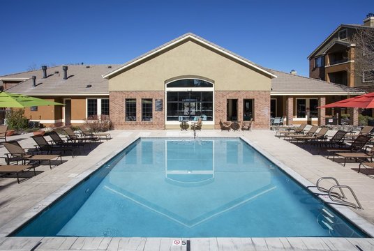 Cierra Crest Apartments - Sparkling Swimming Pool with Umbrella and Chairs 