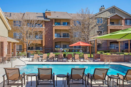 Cierra Crest Apartments - Sparkling Swimming Pool with Umbrella and Chairs 